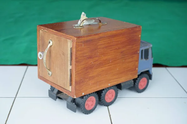 Ein Mit Holzkisten Beladener Spielzeugwagen — Stockfoto