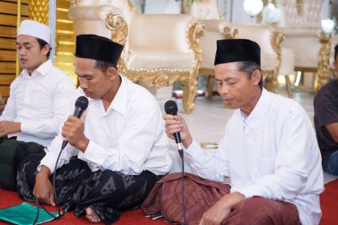 Beyaz ve siyah şapkalı insanlar şükran günündeler.