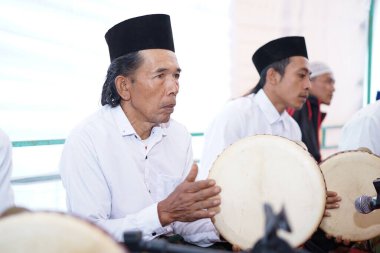 Beyaz ve siyah şapkalı insanlar şükran günündeler.