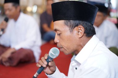 Beyaz ve siyah şapkalı insanlar şükran günündeler.