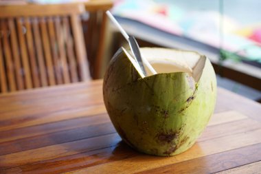 Genç hindistan cevizi buzu bütün hindistan cevizinden yapılır, tepesinden kesilir ve içinde buzla karıştırılır.