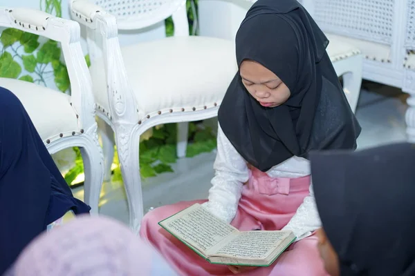 Les Étudiants Rassemblent Pour Lire Coran — Photo