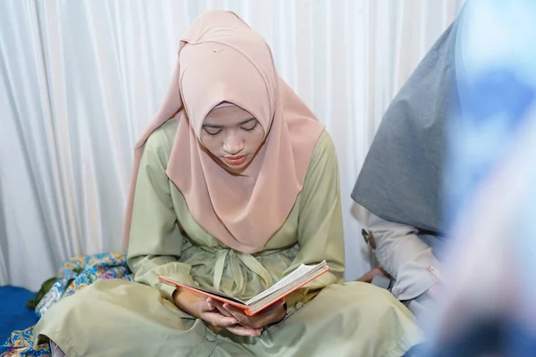 Para Siswa Berkumpul Untuk Membaca Quran — Stok Foto