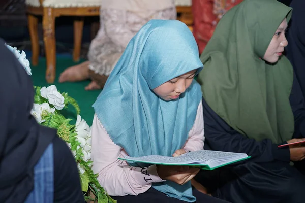 Para Siswa Berkumpul Untuk Membaca Quran — Stok Foto