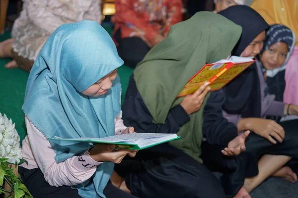 Les Étudiants Rassemblent Pour Lire Coran — Photo