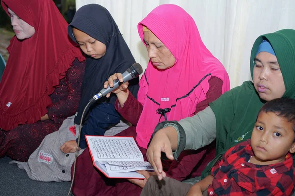Students Gathering Read Quran — 스톡 사진