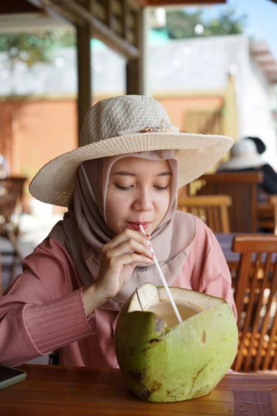 Girl Straw Hat Drinking Coconut Water — Stockfoto