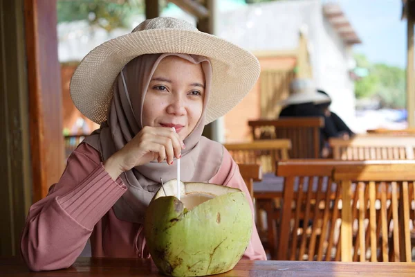 Girl Straw Hat Drinking Coconut Water — Fotografia de Stock