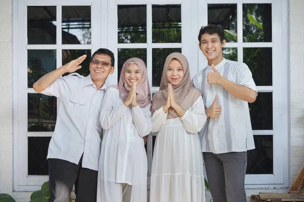 Χαρούμενη Έκφραση Της Ασιατικής Μουσουλμανικής Οικογένειας — Φωτογραφία Αρχείου