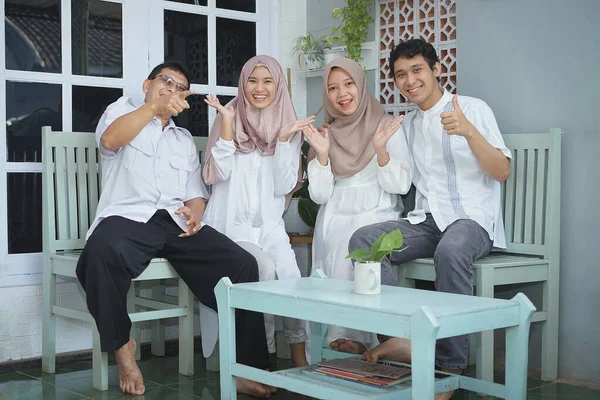 Happy Expression Asian Muslim Family — Stockfoto