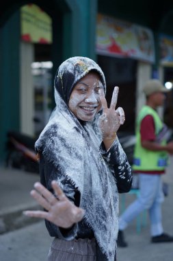 Bir kız, doğum gününde unla atılır.