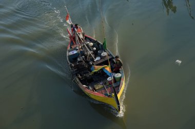 Nehirde bir balıkçı teknesi