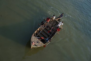 Nehirde bir balıkçı teknesi
