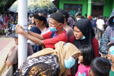 People are crowding around watching the Kuda Lumping show, Kuda Lumping is a dance art from Indonesia