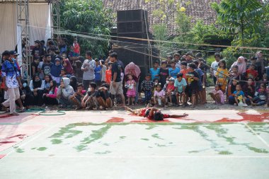 Kuda Lumping sahne sanatları, Kuda Lumping Endonezya 'dan bir dans sanatıdır.
