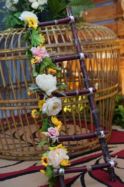 Çiçeklerle süslenmiş şeker kamışından yapılmış merdivenler.