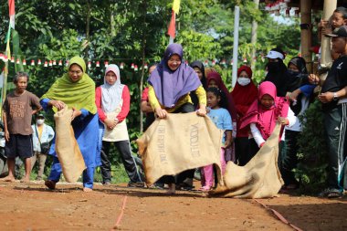 Endonezya Cumhuriyeti Bağımsızlık Günü 'nün anısına çuval yarışı