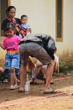 Endonezya 'nın bağımsızlık gününün anısına şişeye çivi çakma yarışması