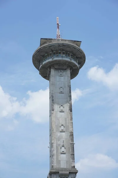 Torre Edificio Contro Cielo Blu Sfondo — Foto Stock