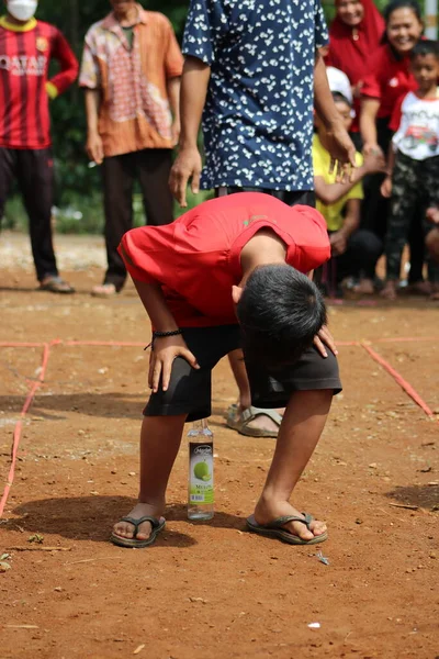 Der Wettbewerb Nägel Eine Flasche Stecken Indonesiens Unabhängigkeitstag Feiern — Stockfoto