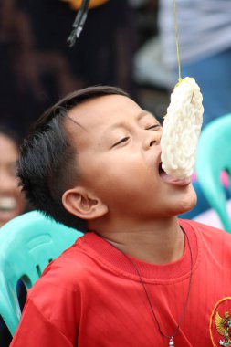 Endonezya 'nın bağımsızlık gününü anmak için kraker yeme yarışması