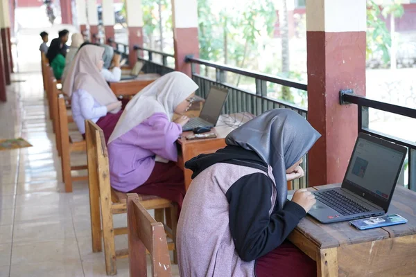 Indonesian Junior High School Students Study Online Using Chromebook Laptops — Foto de Stock