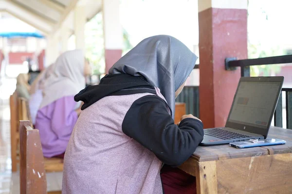 Indonesian Junior High School Students Study Online Using Chromebook Laptops — Stok Foto
