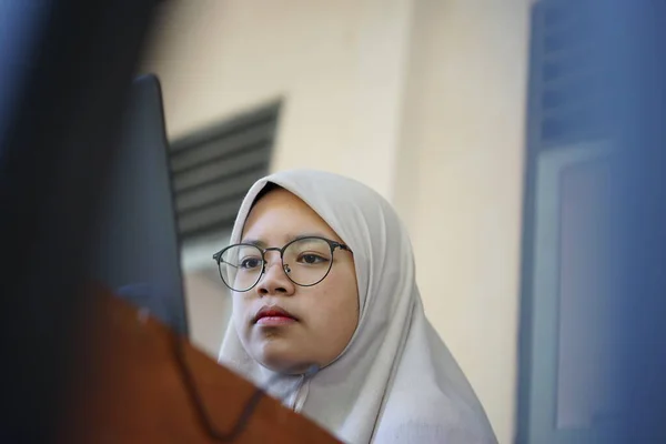 Indonesian Junior High School Students Study Online Using Chromebook Laptops — Fotografia de Stock