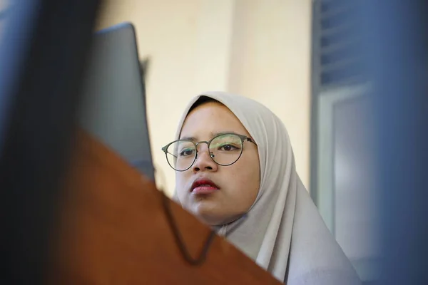 Indonesian Junior High School Students Study Online Using Chromebook Laptops — Fotografia de Stock