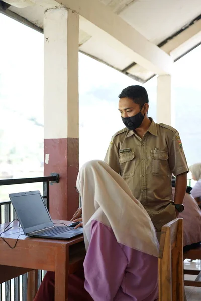Indonesian Junior High School Teacher Guides Students Online Learning Using — Photo