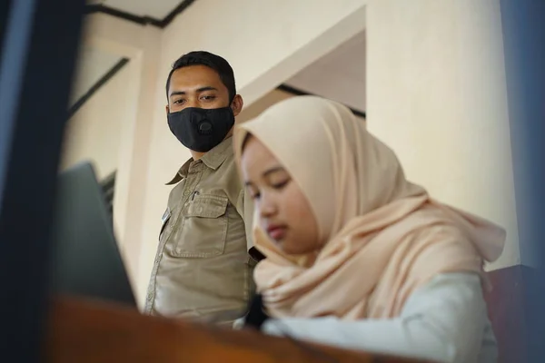 Indonesian Junior High School Teacher Guides Students Online Learning Using — Fotografia de Stock