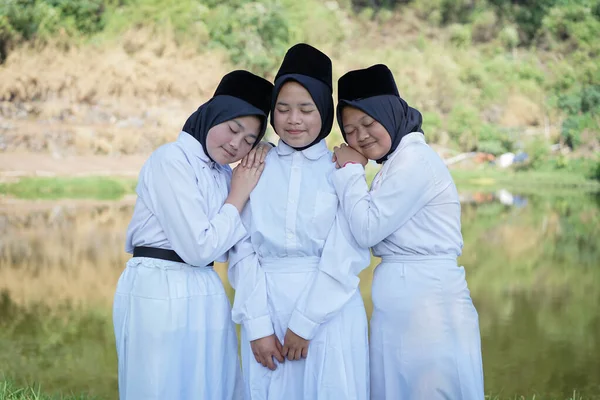 Indonesian Junior High School Students Celebrate Independence Day Lake — Fotografia de Stock