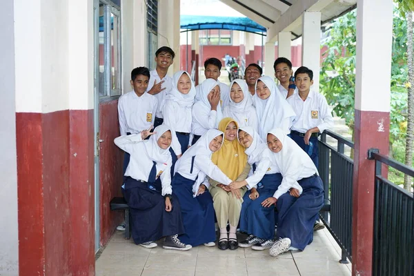 Indonesian High School Students Taking Photo Teacher — Stok fotoğraf