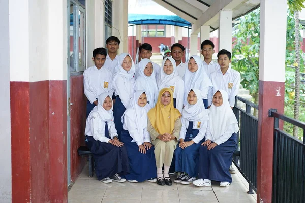 Индонезийские Школьники Фотографируются Учителем — стоковое фото
