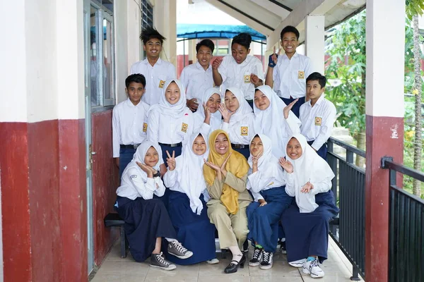 Indonesian High School Students Taking Photo Teacher — Fotografia de Stock