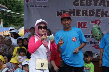 The walking competition committee is making preparations before the competition starts, in commemoration of the 77th Indonesian Independence Day