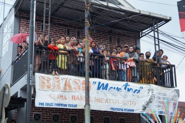 People watch the Carnival in commemoration of the 77th Indonesian Independence Day