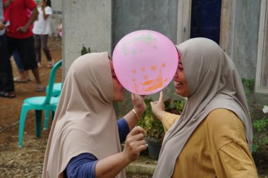 Endonezya 'nın 77' nci bağımsızlık gününü kutlamak için kafa kullanarak topu tutan yarış.