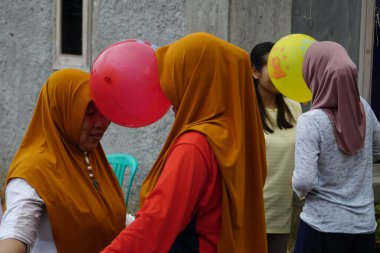Endonezya 'nın 77' nci bağımsızlık gününü kutlamak için kafa kullanarak topu tutan yarış.