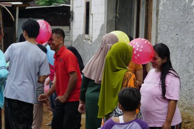Endonezya 'nın 77' nci bağımsızlık gününü kutlamak için kafa kullanarak topu tutan yarış.