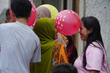 Endonezya 'nın 77' nci bağımsızlık gününü kutlamak için kafa kullanarak topu tutan yarış.