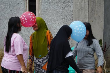 Endonezya 'nın 77' nci bağımsızlık gününü kutlamak için kafa kullanarak topu tutan yarış.