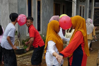Endonezya 'nın 77' nci bağımsızlık gününü kutlamak için kafa kullanarak topu tutan yarış.