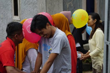 Endonezya 'nın 77' nci bağımsızlık gününü kutlamak için kafa kullanarak topu tutan yarış.