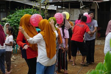 Endonezya 'nın 77' nci bağımsızlık gününü kutlamak için kafa kullanarak topu tutan yarış.