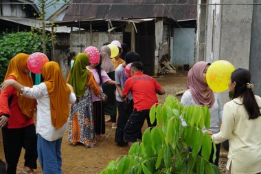 Endonezya 'nın 77' nci bağımsızlık gününü kutlamak için kafa kullanarak topu tutan yarış.