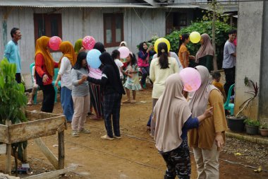 Endonezya 'nın 77' nci bağımsızlık gününü kutlamak için kafa kullanarak topu tutan yarış.