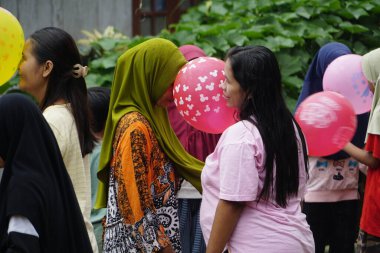 Endonezya 'nın 77' nci bağımsızlık gününü kutlamak için kafa kullanarak topu tutan yarış.