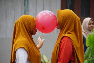 Endonezya 'nın 77' nci bağımsızlık gününü kutlamak için kafa kullanarak topu tutan yarış.