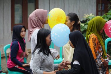 Endonezya 'nın 77' nci bağımsızlık gününü kutlamak için kafa kullanarak topu tutan yarış.